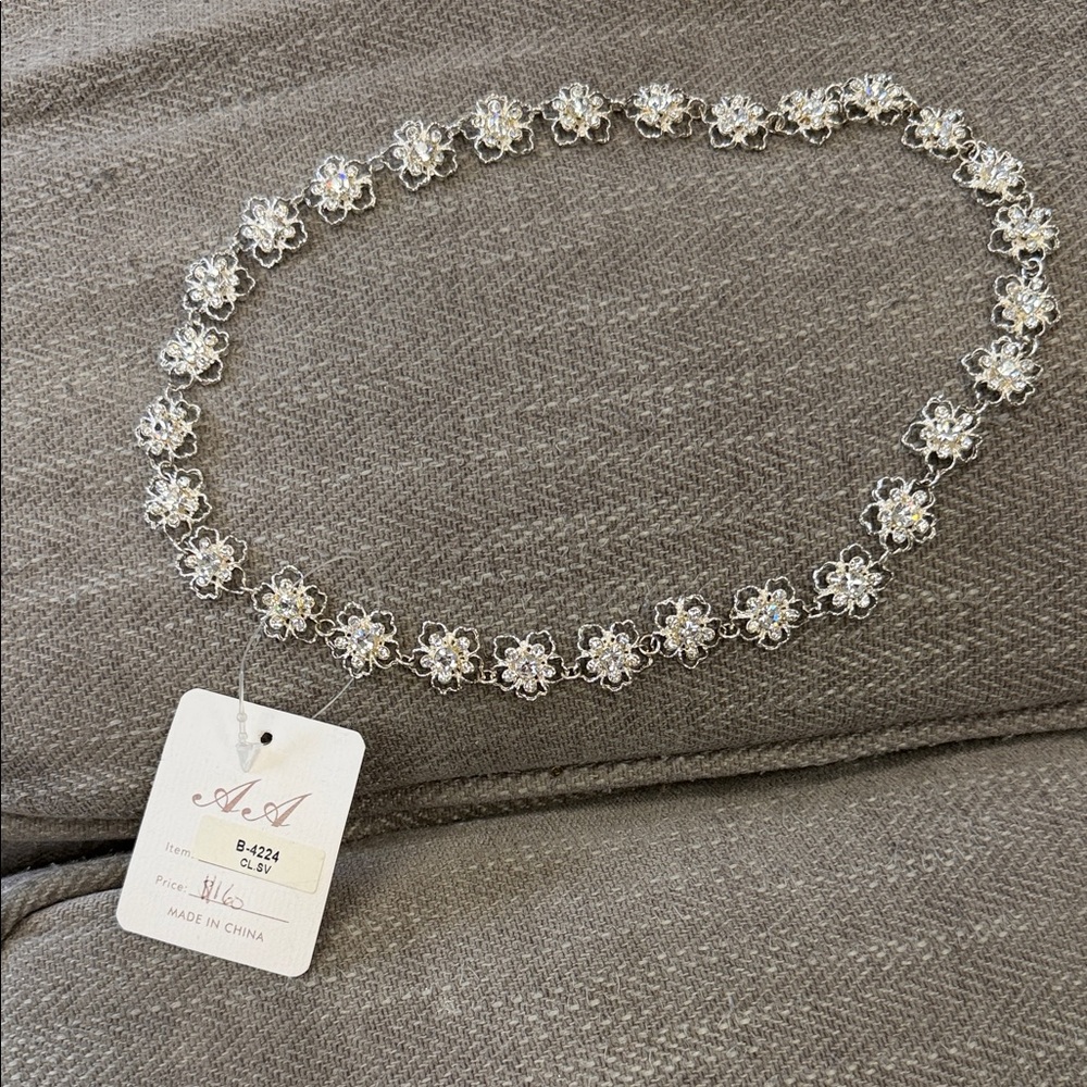 Elegant Silver Floral Necklace